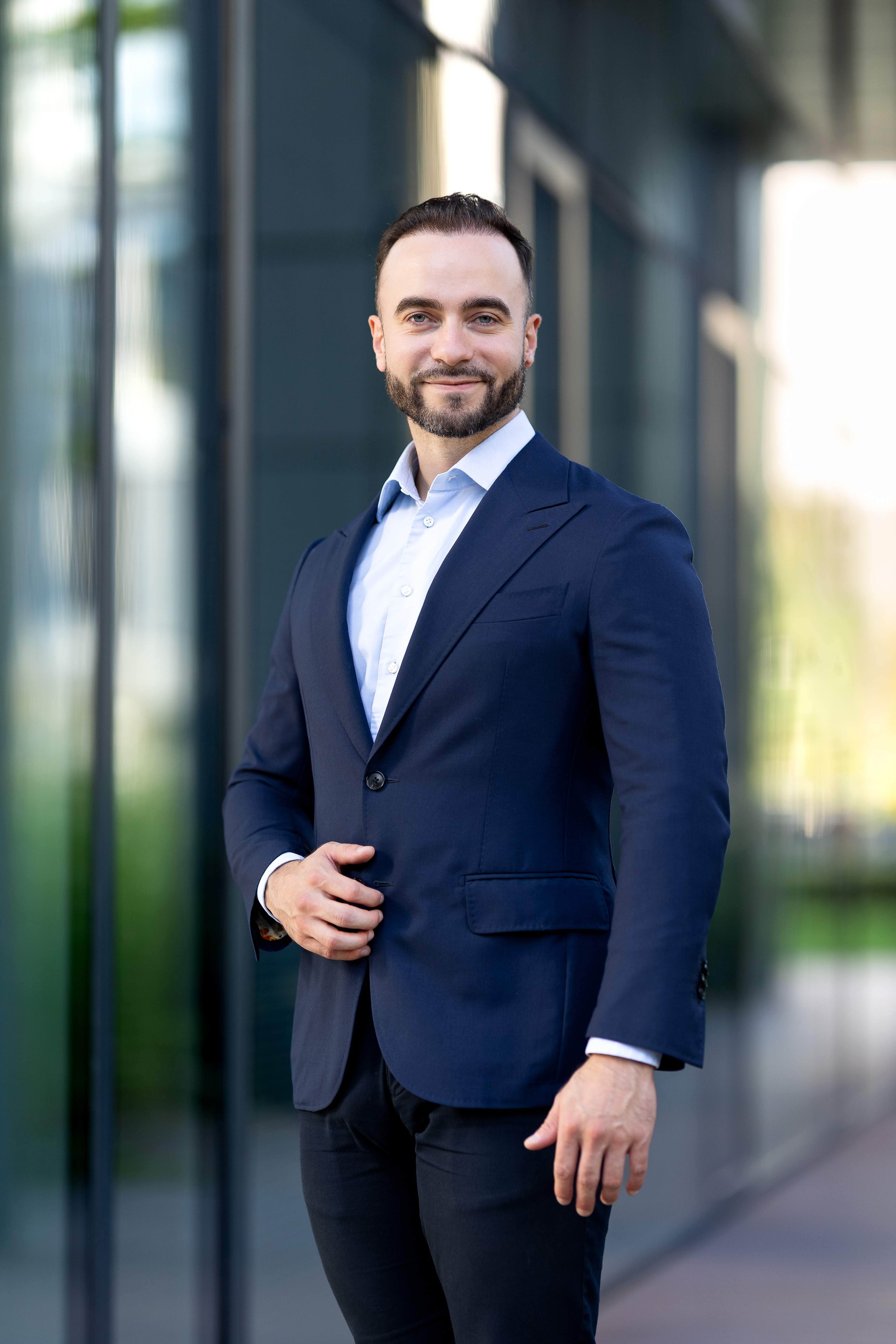 Maciej Cieśla - konsultant cyberbezpieczeństwa podczas pracy z klientem