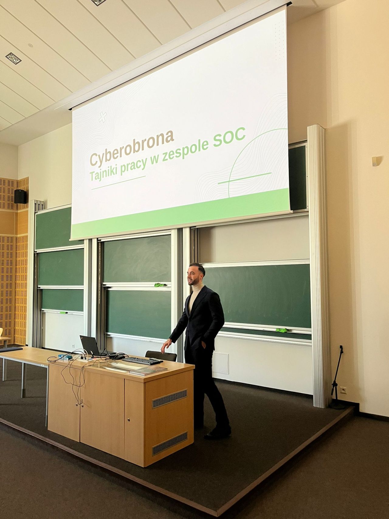 Maciej Cieśla prowadzi szkolenie o pracy w zespole SOC - Security Operations Center